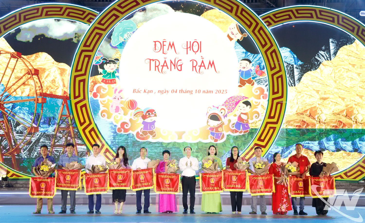 សមមិត្ត Nguyen Dang Binh ប្រគល់រង្វាន់ដល់ក្រុមដែលឈ្នះ។