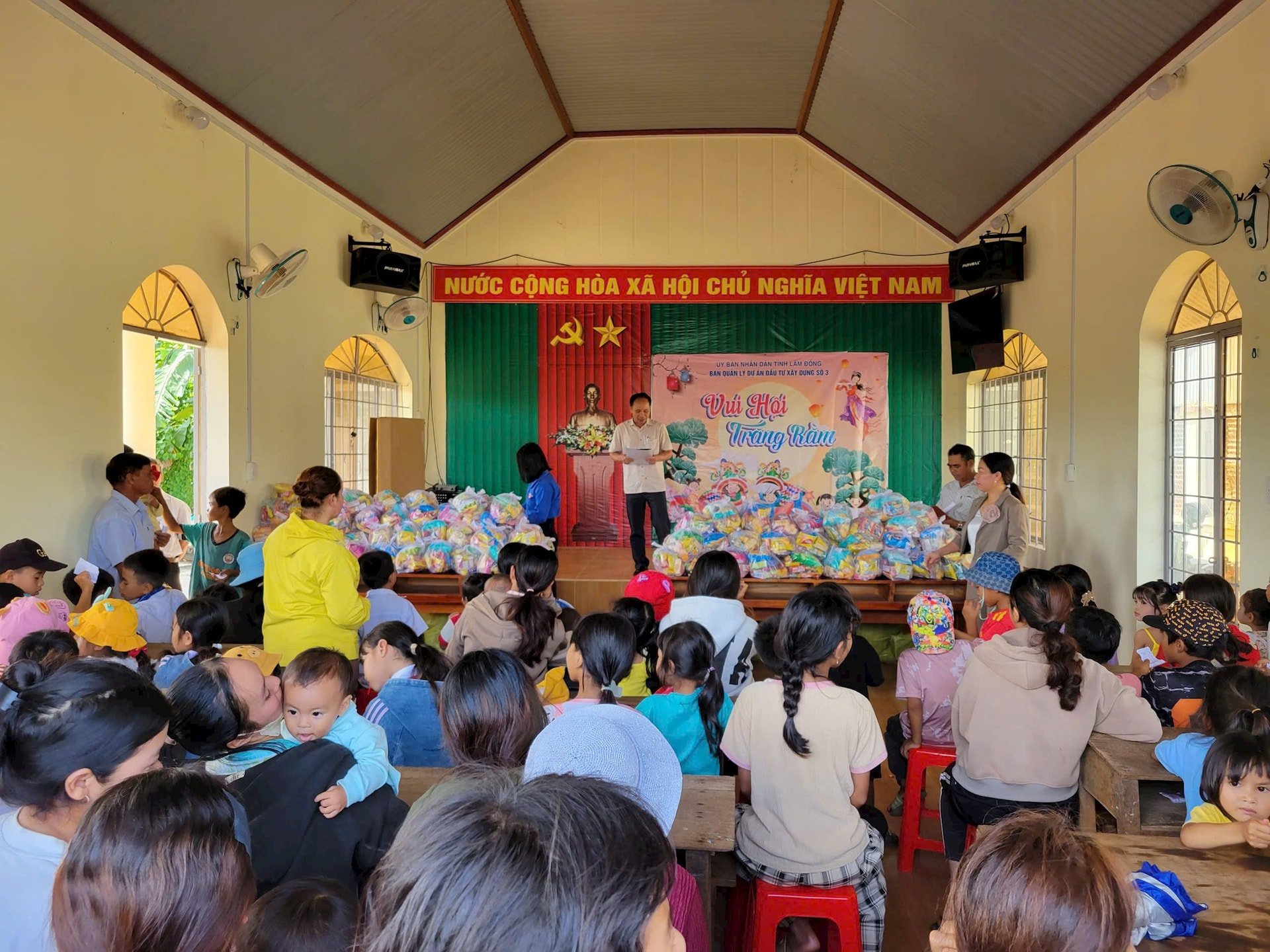 Các em thiếu nhi tham gia chương trình Vui hội trăng rằm