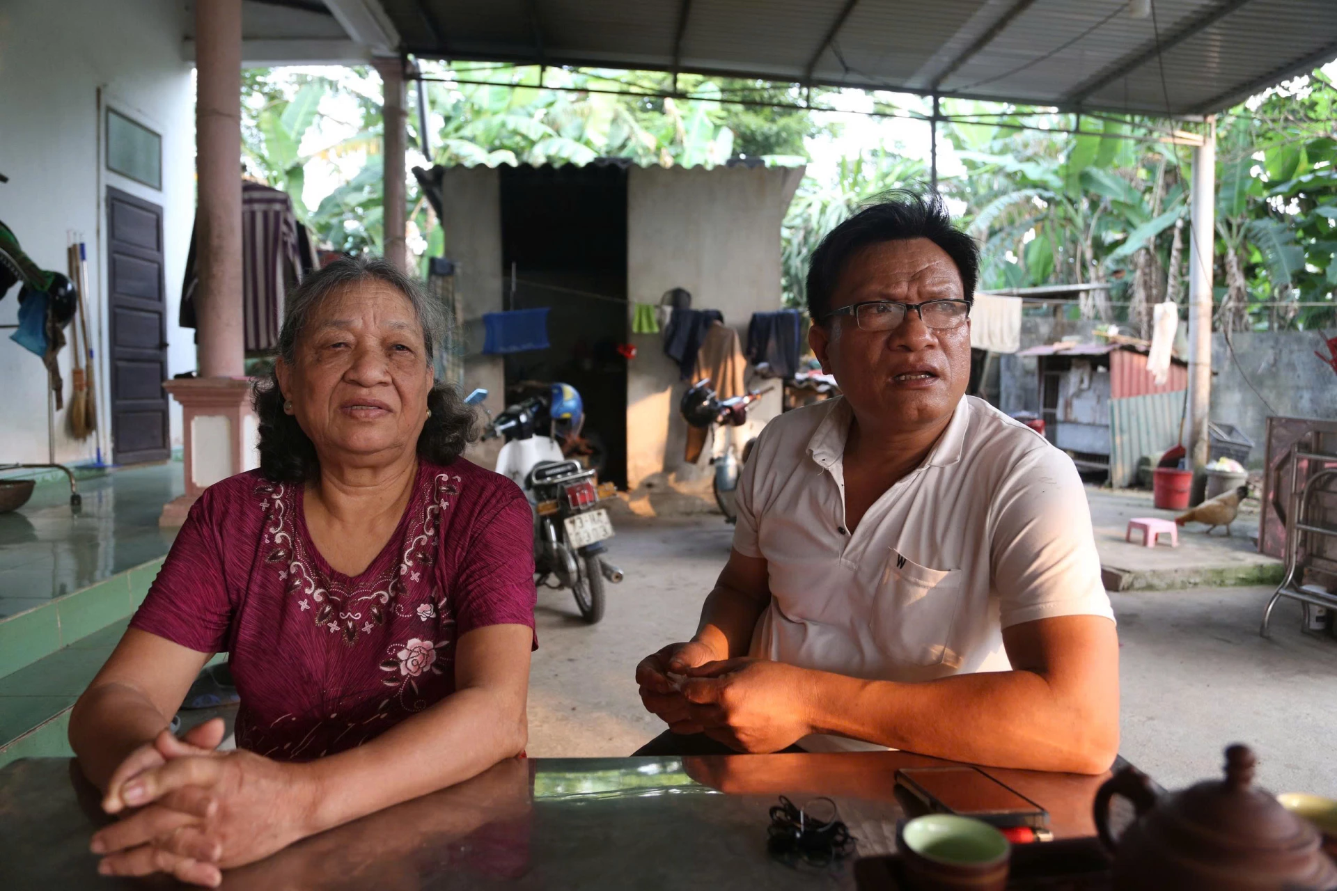 Mrs Phan Thi Bien Khoi och Mr Le Quang An - son till martyren Le Binh Chung - Foto: P.P