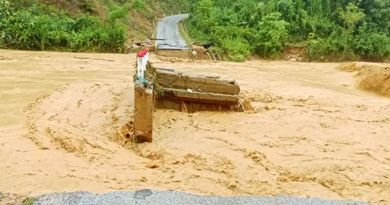 Những vấn đề thường gặp và cách chăm sóc làn da sau khi tiếp xúc với nước ngập do mưa lũ
