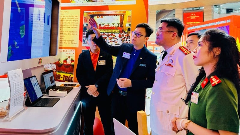 Đại diện Long Châu giới thiệu về Giải pháp Bản đồ dịch tễ và dược chất Việt Nam tới các đại biểu.