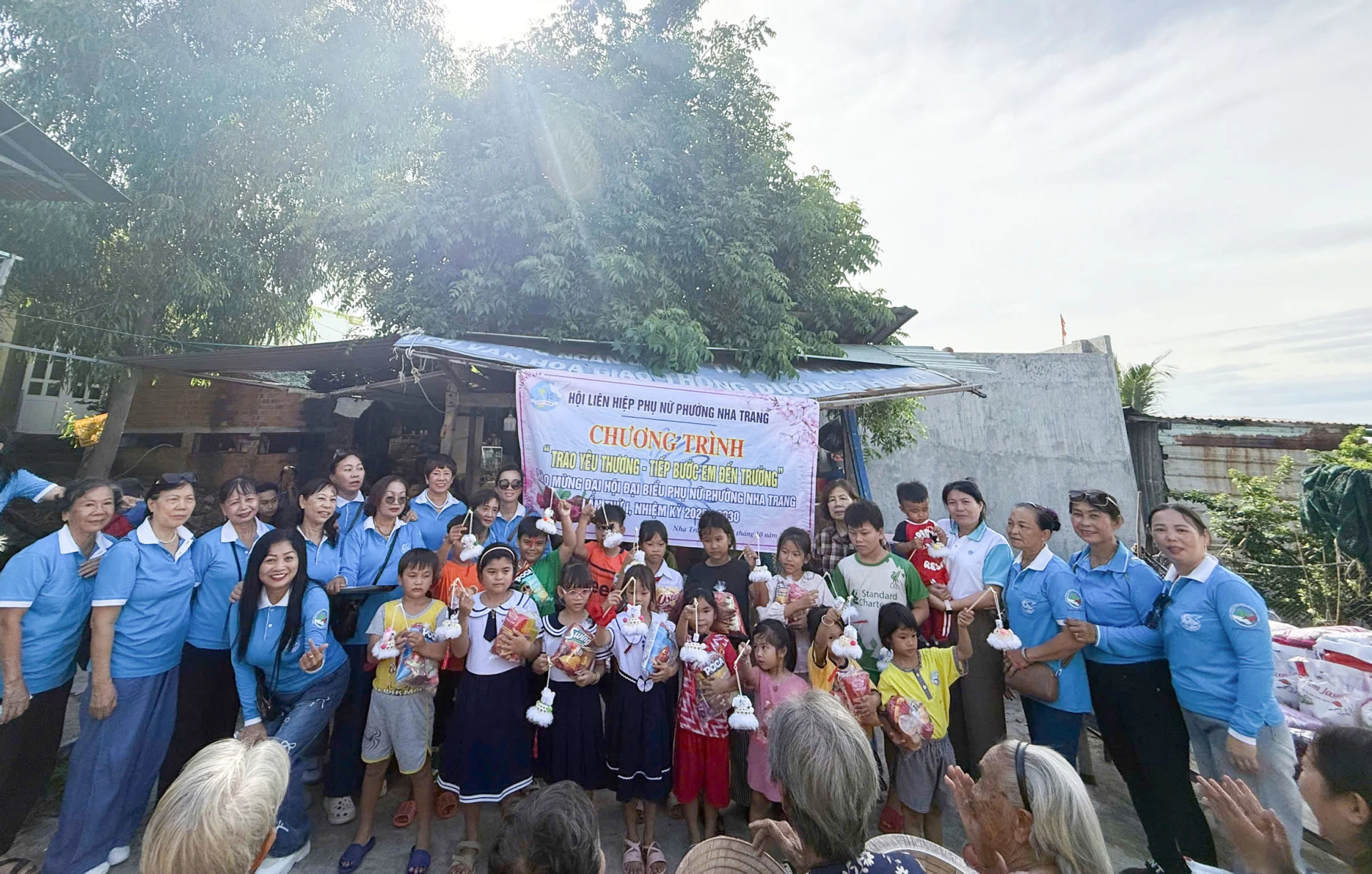 ផ្តល់អំណោយពាក់កណ្តាលរដូវស្លឹកឈើជ្រុះដល់កុមារ។