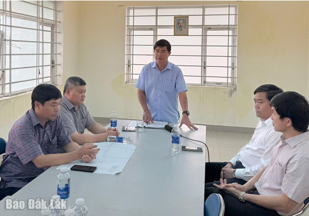 Der stellvertretende Vorsitzende des Volkskomitees der Provinz, Nguyen Thien Van, hielt bei der Arbeitssitzung im Fischereihafen Phu Lac eine Rede.