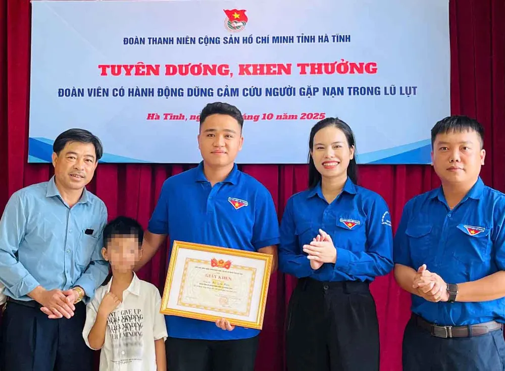 Phó Chủ tịch Ủy ban MTTQ Việt Nam tỉnh Hà Tĩnh, Bí thư Tỉnh đoàn Hà Tĩnh Nguyễn Ny Hương cùng lãnh đạo đoàn thể địa phương trao bằng khen cho anh Hồ Quốc Hiệu