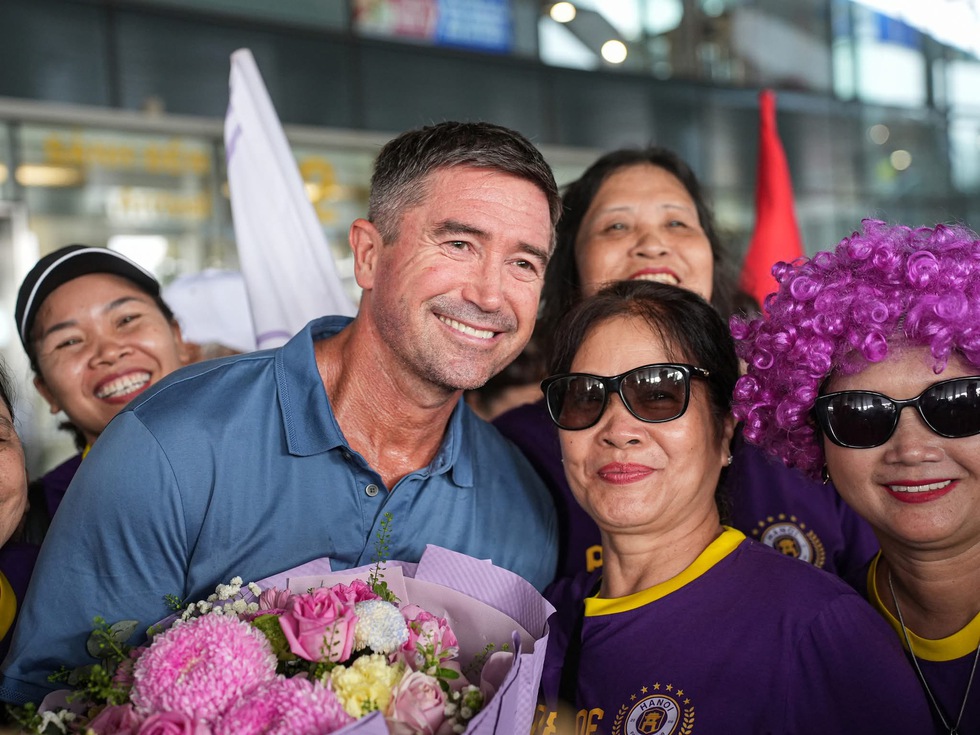 Huyền thoại Harry Kewell đến Việt Nam, bắt đầu cuộc phiêu lưu cùng Hà Nội: HLV tạm quyền Adachi đi đâu?- Ảnh 1.