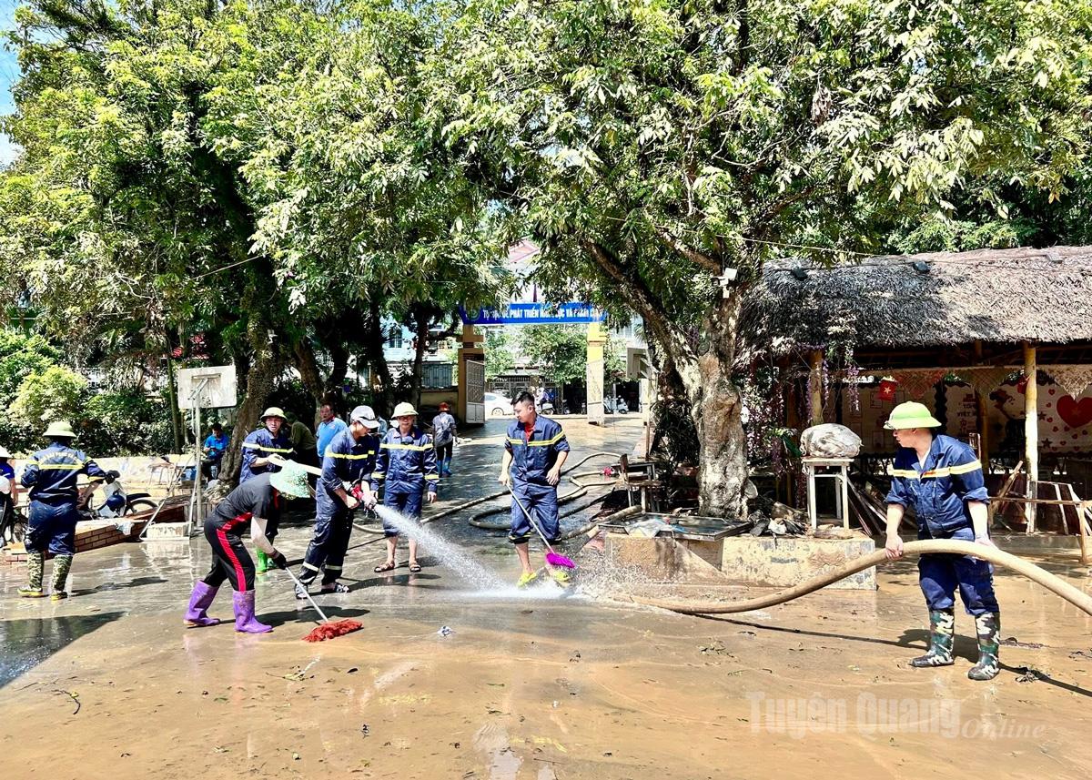 ទាហានមកពីនាយកដ្ឋាននគរបាលបង្ការ និងពន្លត់អគ្គីភ័យ ប៉ូលិសខេត្តបានគាំទ្រការសម្អាតនៅសាលាបឋមសិក្សា Quang Trung សង្កាត់ Ha Giang 2 ។