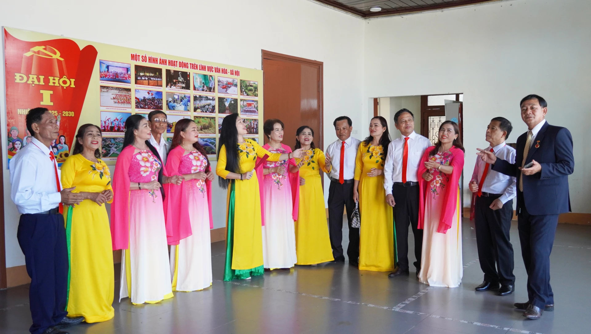 ชมรมร้องเพลงพื้นบ้านซ่งเหี่ยน ​​(ชุมชนวินห์ลินห์) ฝึกซ้อมก่อนการแสดง - ภาพโดย: M.N