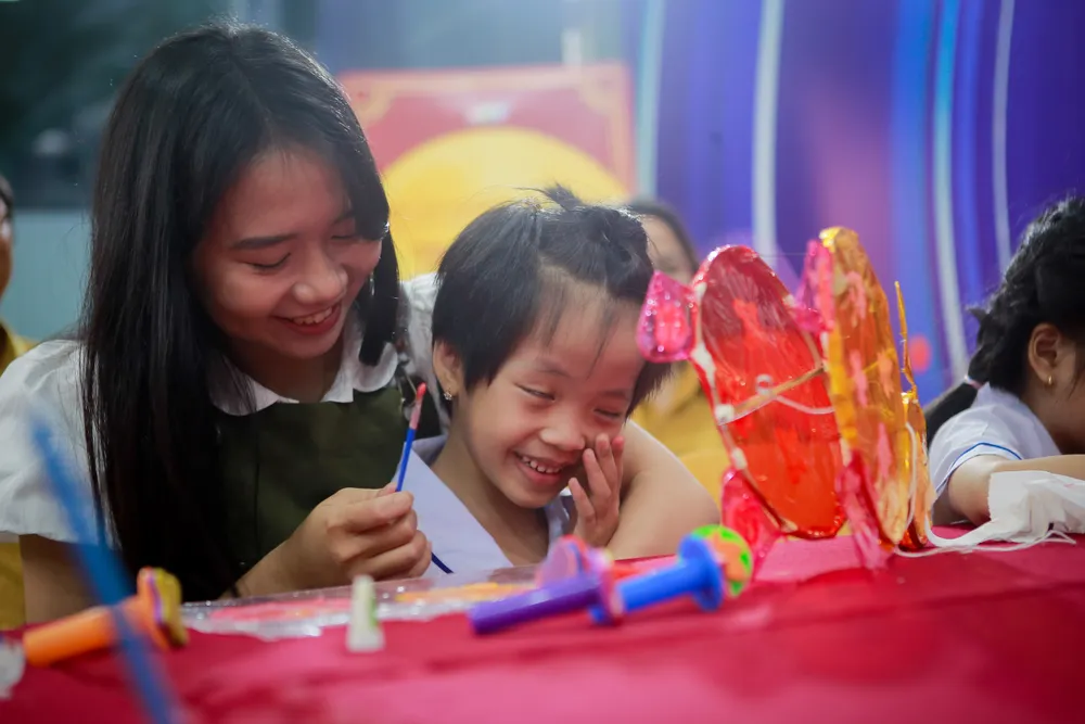 ភាពរីករាយនៃពិធីបុណ្យពាក់កណ្តាលសរទរដូវគឺកាន់តែពេញលេញនៅពេលដែលកុមារធ្វើចង្កៀងផ្ទាល់ខ្លួន.jpg