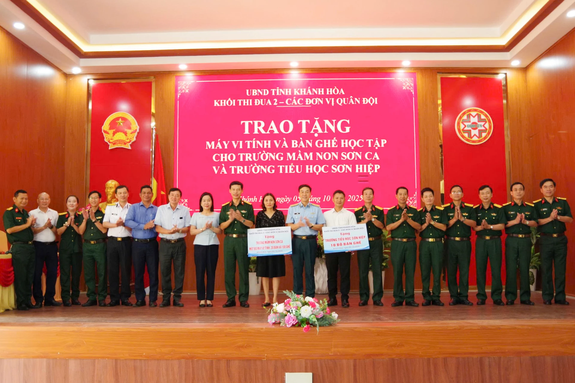 Các đơn vị trao biểu trưng các phần quà hỗ trợ 2 trường học.