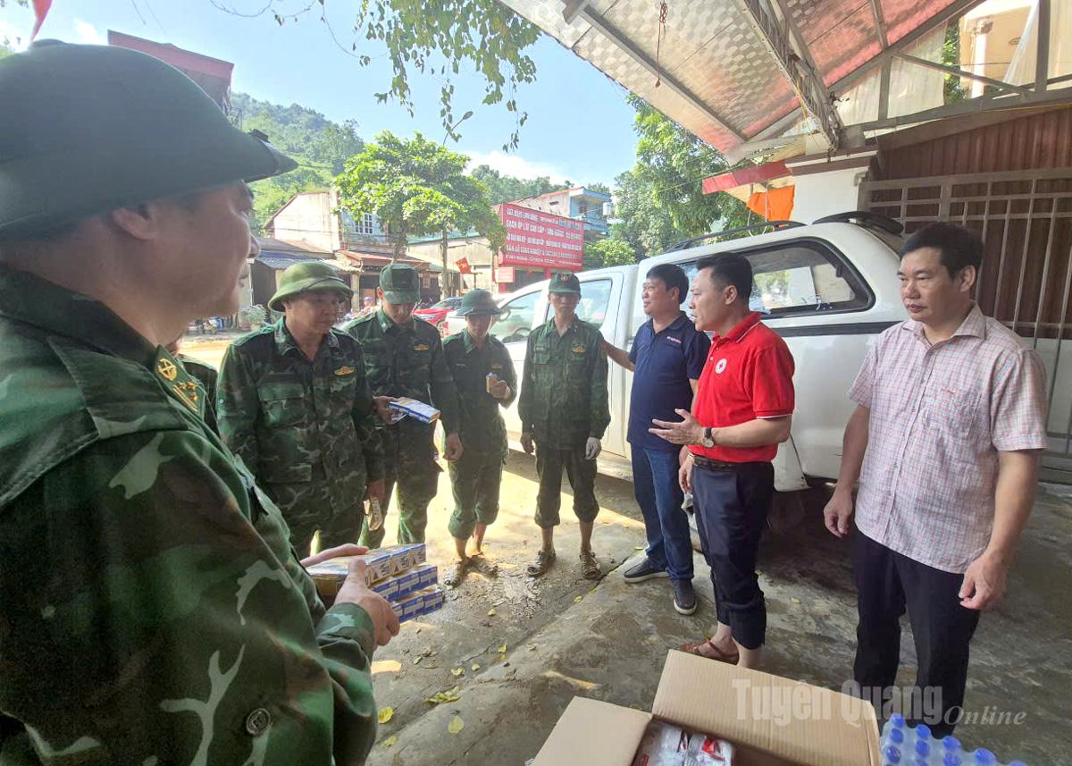 Mai Duc Thong, Nguyễn Viet Khanh és Nguyễn Hoang Long elvtársak meglátogatták és bátorították a szolgálatban lévő tiszteket és katonákat.