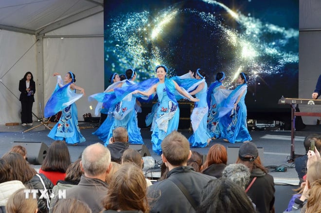 ttxvn-viet-nam-gop-sac-mau-van-hoa-tai-korean-expo-2025-o-paris-8317843-2.jpg