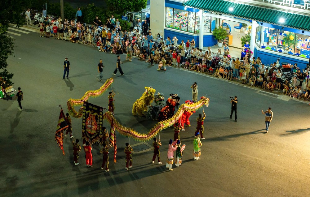 Pertunjukan Singa - Singa - Naga untuk melayani masyarakat pada Festival Pertengahan Musim Gugur - foto 2