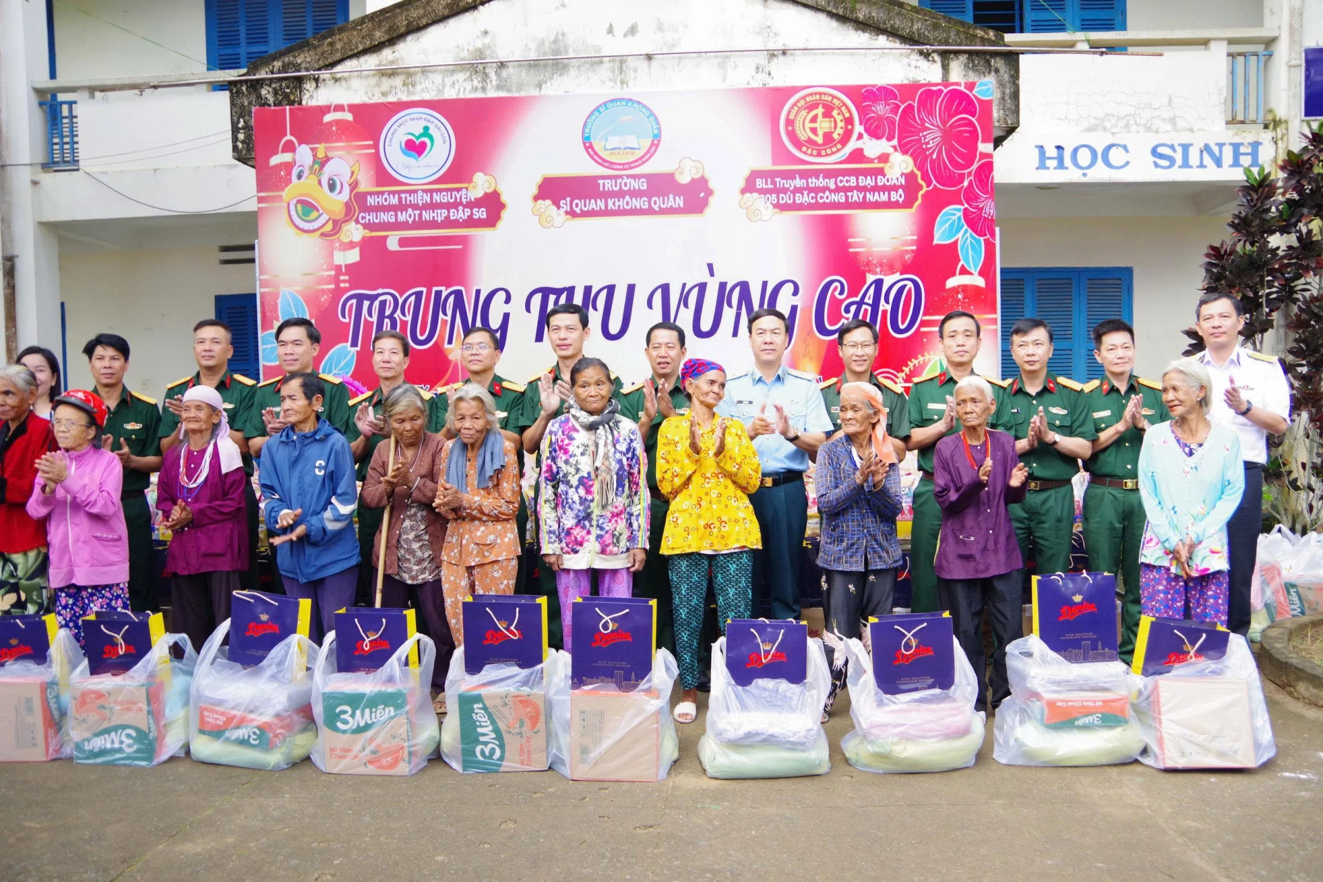 Các đơn vị trao quà đến người dân có hoàn cảnh khó khăn.