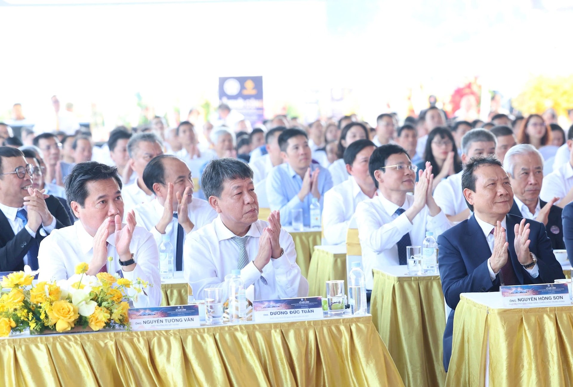អនុប្រធានគណៈកម្មាធិការប្រជាជនទីក្រុងហាណូយ លោក Duong Duc Tuan និងគណៈប្រតិភូបានចូលរួមពិធីបើកការដ្ឋានសាងសង់។ រូបថត៖ Nguyen Anh