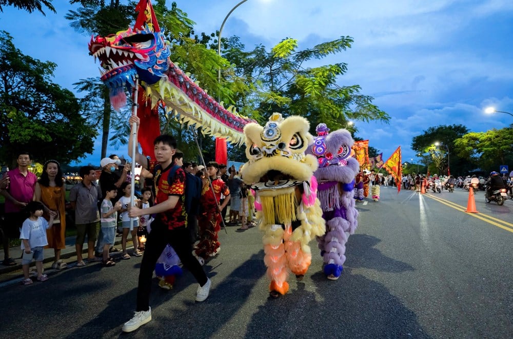 Pertunjukan Singa - Singa - Naga untuk melayani masyarakat pada Festival Pertengahan Musim Gugur - foto 1