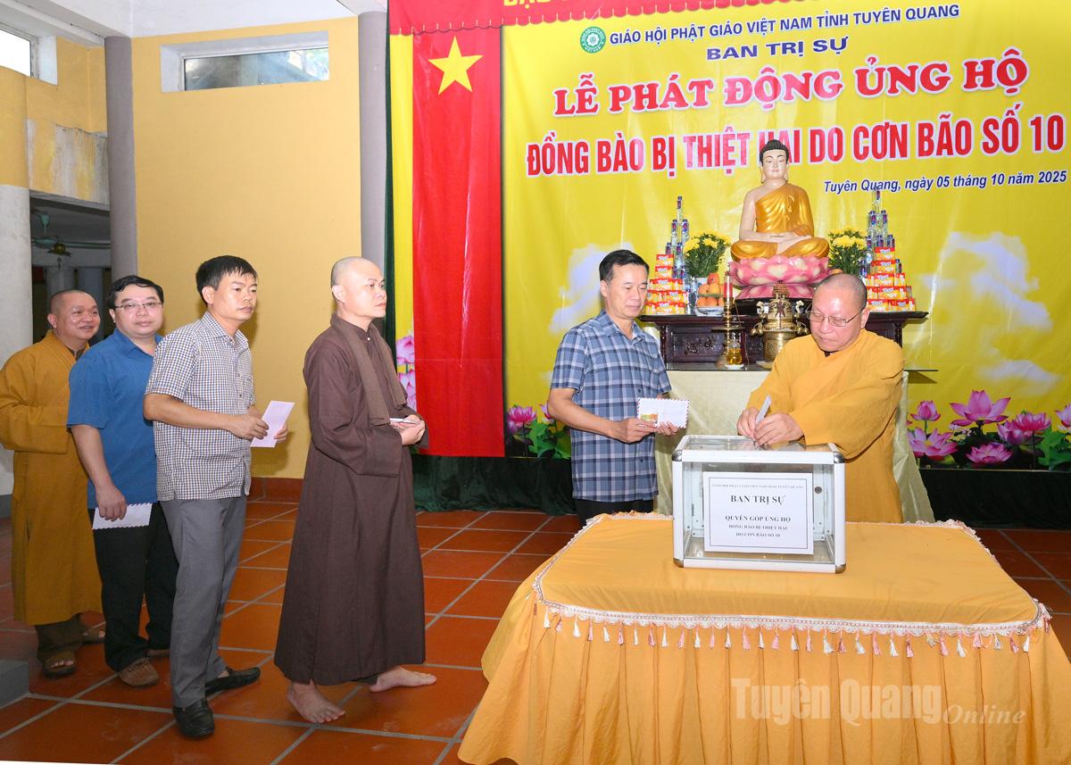 Các Chư Tôn đức Ban Trị sự và đại biểu ủng hộ đồng bào bị lũ lụt do cơn bão số 10 gây ra.