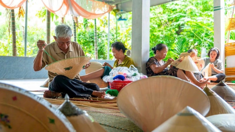 ຊ່າງ​ຝີ​ມື​ຜູ້​ມີ​ຄຸນ​ງາມ​ຄວາມ​ດີ Do Van Lan ກຳລັງ​ຖັກ​ແສ່ວ​ຮູບ​ແບບ​ເທິງ​ໝວກ​ມ້າ. (ພາບ: MY HA)