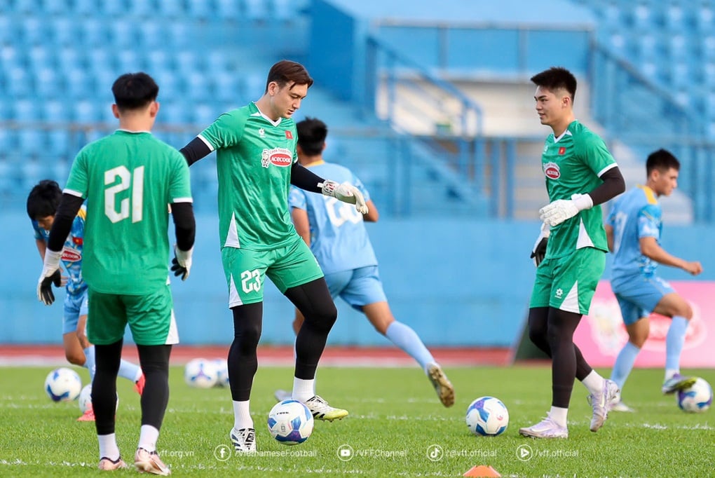Đội tuyển Việt Nam có buổi tập đầu tiên, Văn Lâm thể hiện quyết tâm - 2