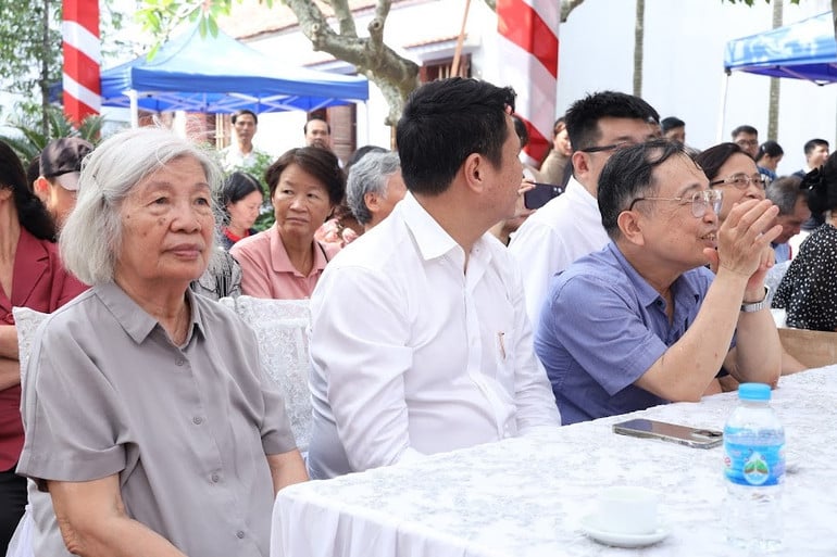 Bà Trần Thị Đăng Thư xúc động khi lắng nghe những hồi ức về quá trình cống hiến của cha mình.