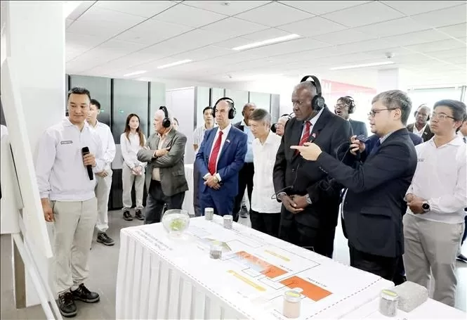 Chủ tịch Quốc hội Cuba Esteban Lazo Hernandez và đoàn công tác thăm Nhà máy Nestlé Bông Sen (Khu công nghiệp Thăng Long II). Ảnh: Thế Duyệt/TTXVN