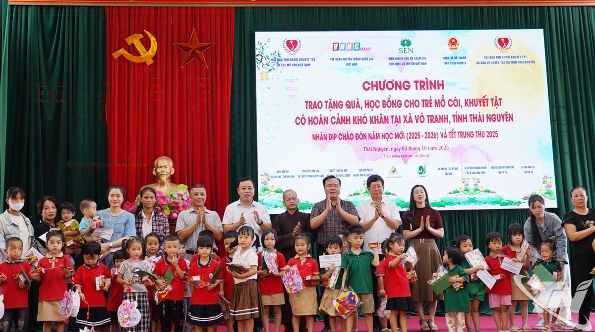 Vietnamská asociace pro podporu osob se zdravotním postižením a sirotků spolupracovala s charitativními organizacemi a jednotlivci na rozdávání dárků k středu podzimu dětem ve zvláštních situacích v obci Vo Tranh.