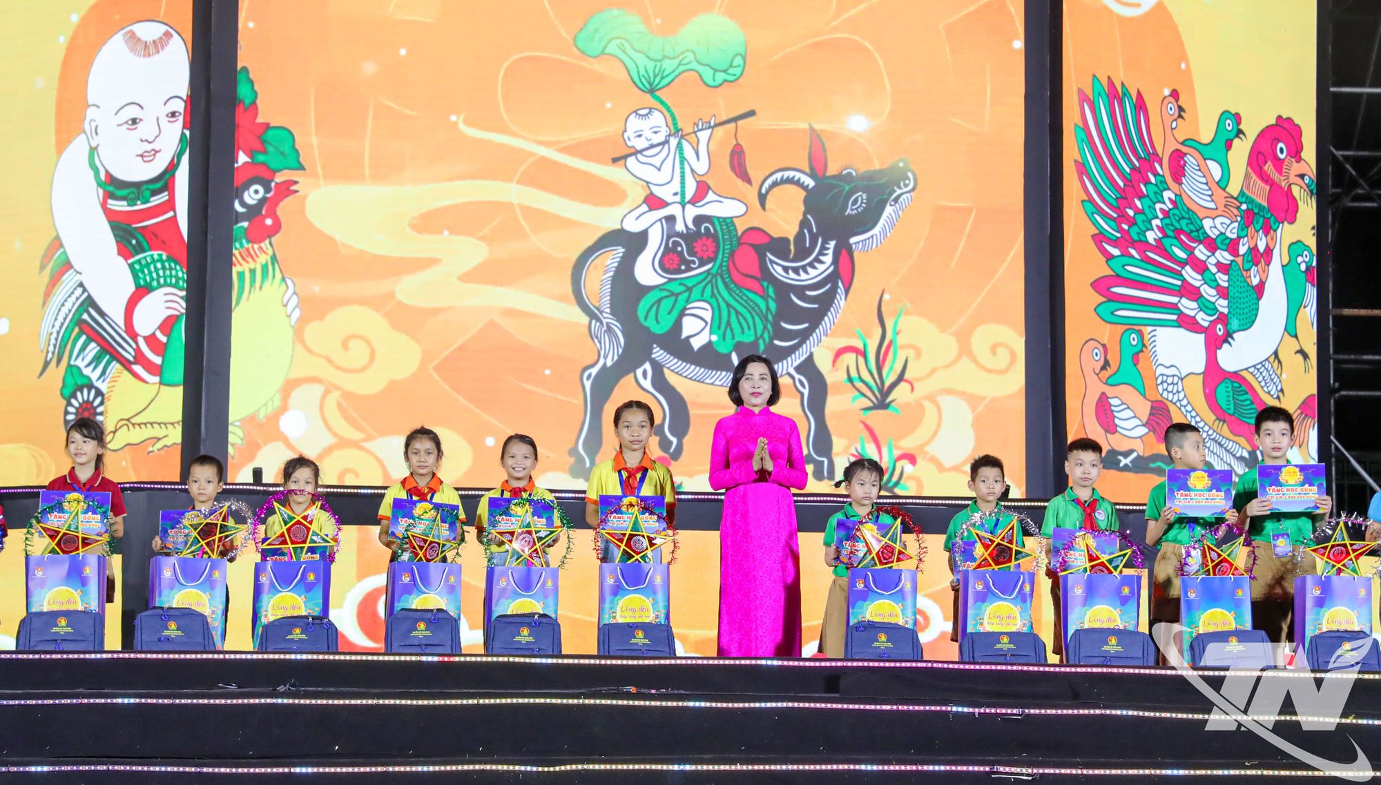 អនុប្រធានរដ្ឋសភា Nguyen Thi Thanh ប្រគល់អំណោយពាក់កណ្តាលរដូវស្លឹកឈើជ្រុះដល់កុមារក្នុងកាលៈទេសៈលំបាក។