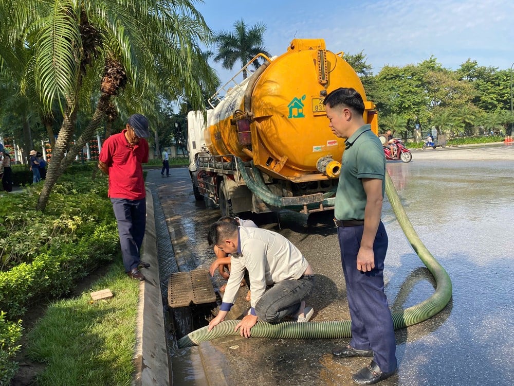 Phú Thượng ra quân vệ sinh môi trường, chuẩn bị công tác ứng phó với cơn bão số 11- Ảnh 4.