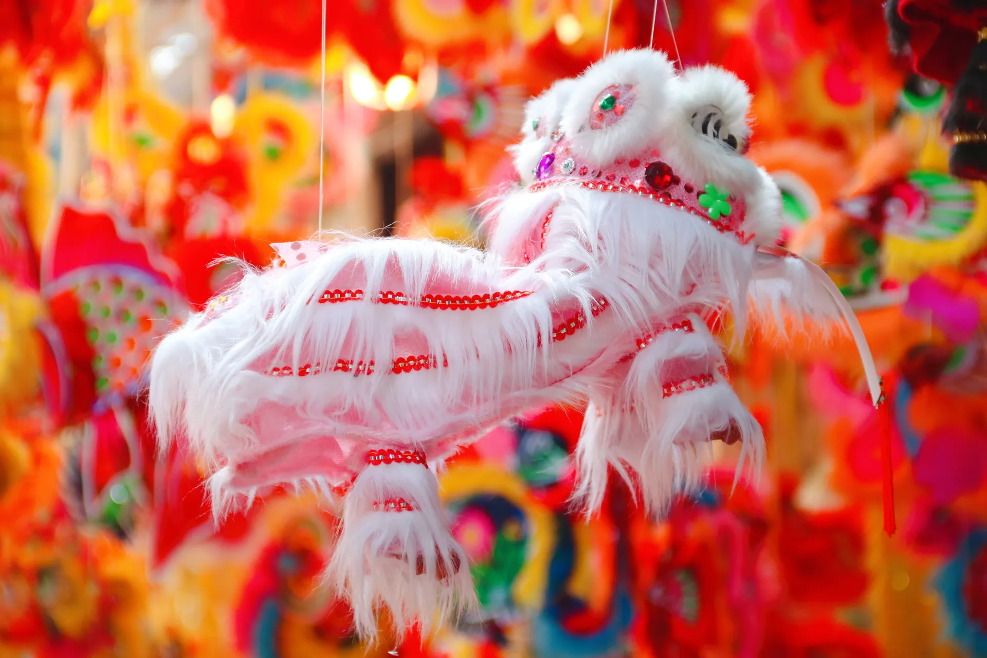 Khách Tây thích thú mua đồ chơi Trung thu phố Hàng Mã về tặng con, cháu