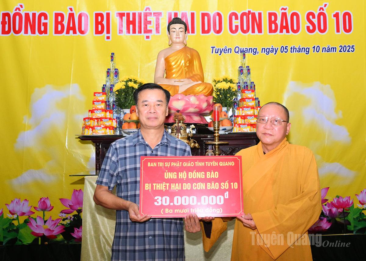 Hòa thượng Thích Gia Quang trao 30 triệu đồng ủng hộ cho đại diện lãnh đạo Ủy ban MTTQ Việt Nam tỉnh, Hội Nông dân tỉnh.