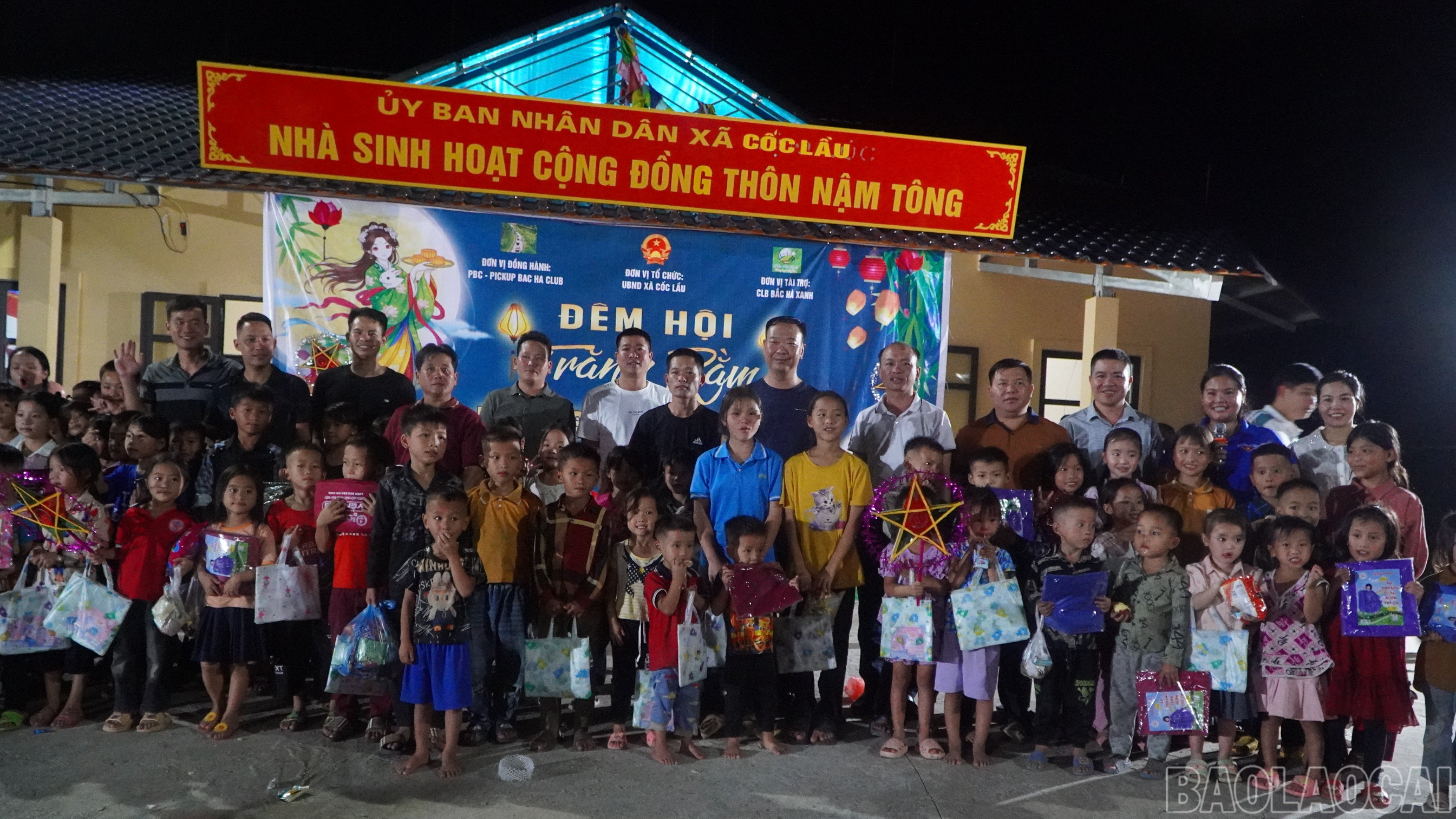 Trao tặng 100 suất quà cho học sinh thôn Nậm Chăm và Nậm Tông.