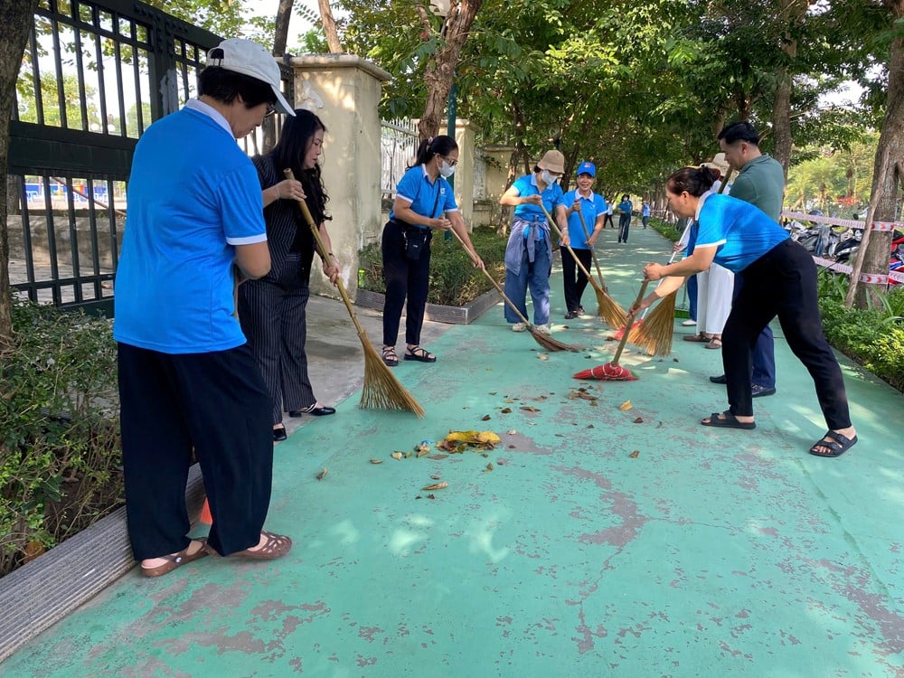 Phú Thượng ra quân vệ sinh môi trường, chuẩn bị công tác ứng phó với cơn bão số 11- Ảnh 9.