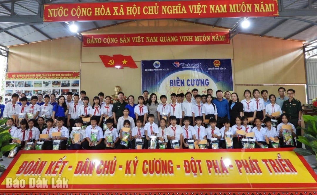 ບັນດາຫົວໜ່ວຍມອບຂອງຂວັນໃຫ້ນັກຮຽນຢູ່ເຂດຊາຍແດນ Ia Rve.