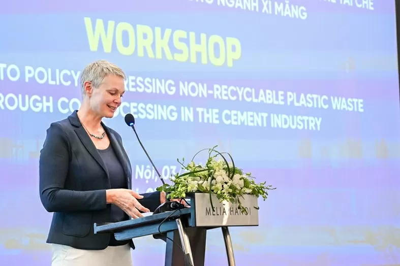 Cắt giảm phát thải và giải quyết bài toán rác thải nhựa trong ngành xi măng