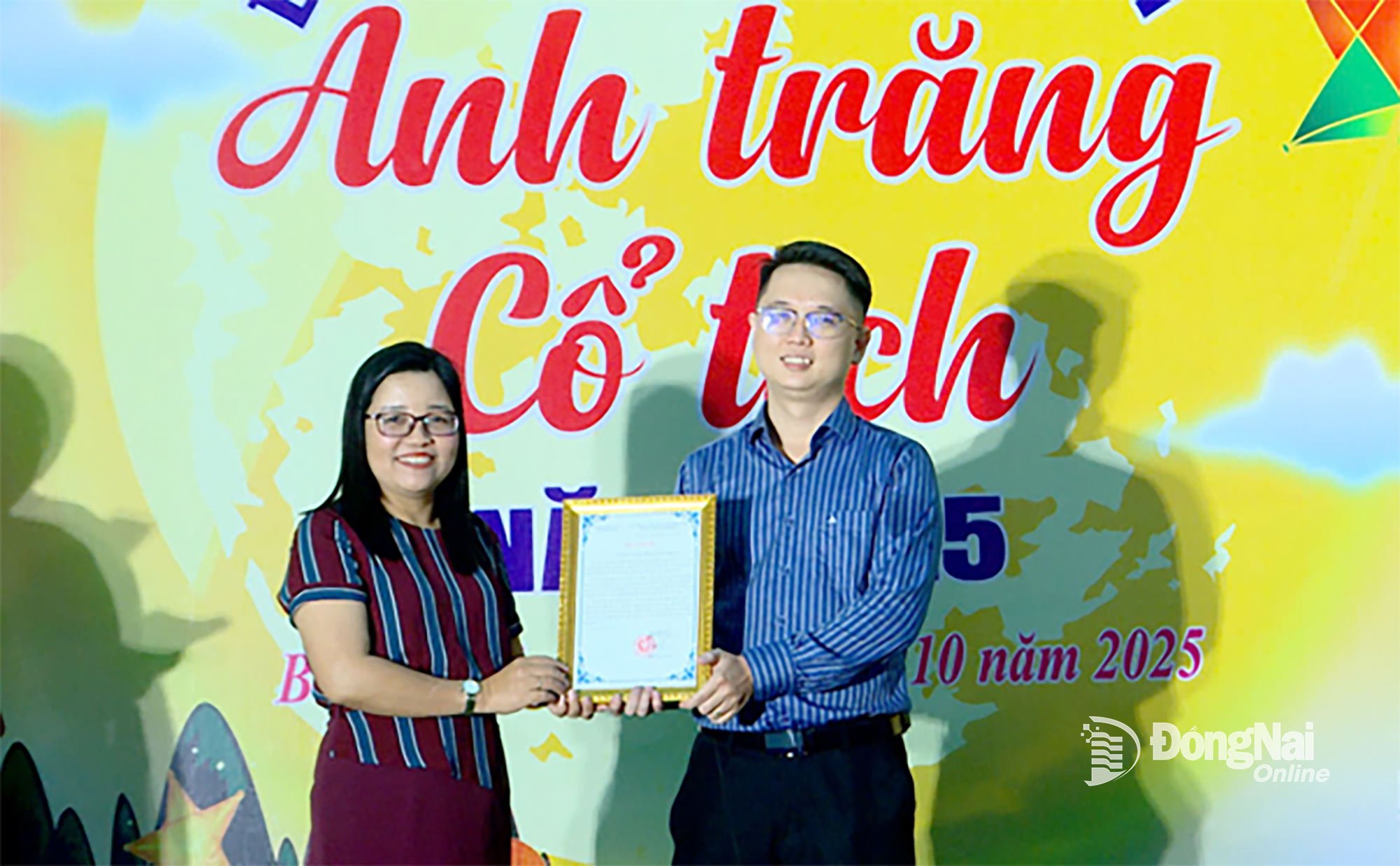 Đại diện xã Bình Minh trao thư cảm ơn đến Báo và Phát thanh, Truyền hình Đồng Nai. Ảnh: Hoàng Hải
