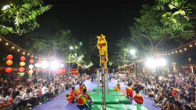 បរិយាកាសពាក់កណ្តាលរដូវស្លឹកឈើជ្រុះដ៏កក់ក្តៅនៅអនុវិទ្យាល័យ និងវិទ្យាល័យ Luong The Vinh។