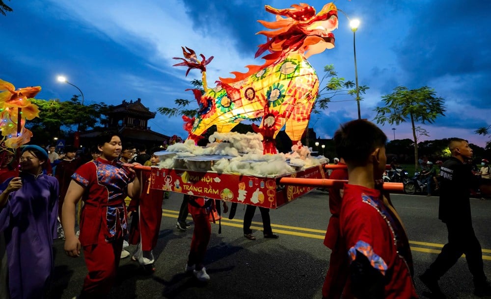 Pertunjukan Singa - Singa - Naga untuk melayani masyarakat pada Festival Pertengahan Musim Gugur - foto 3