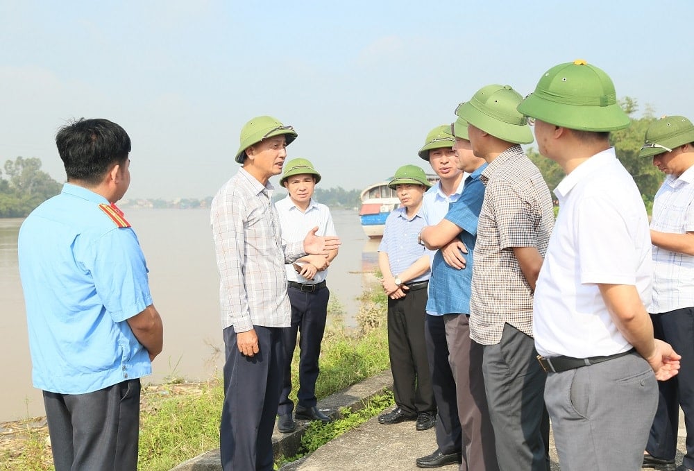 ២_អនុប្រធានគណៈកម្មាធិការប្រជាជនខេត្ត លោក Nguyen Hung Nam និងក្រុមអធិការកិច្ចនៅទំនប់ទឹកខាងស្តាំ Luoc ឃុំ Tien Lu_
