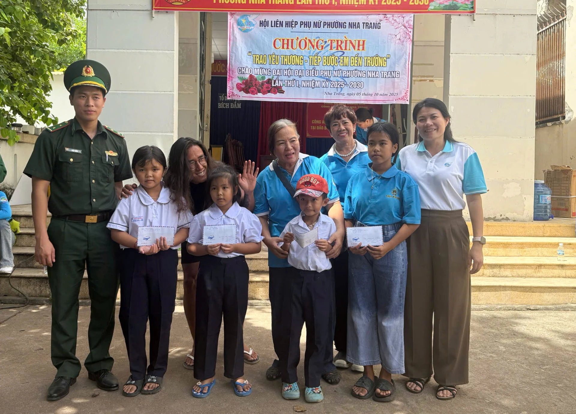 ផ្តល់អាហារូបករណ៍ដល់សិស្សានុសិស្សដែលជម្នះការលំបាក និងសិក្សាបានល្អនៅក្នុងក្រុមលំនៅដ្ឋាន Bich Dam ។