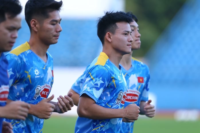 3 cầu thủ tập riêng trong buổi đầu của tuyển Việt Nam - Ảnh 2.