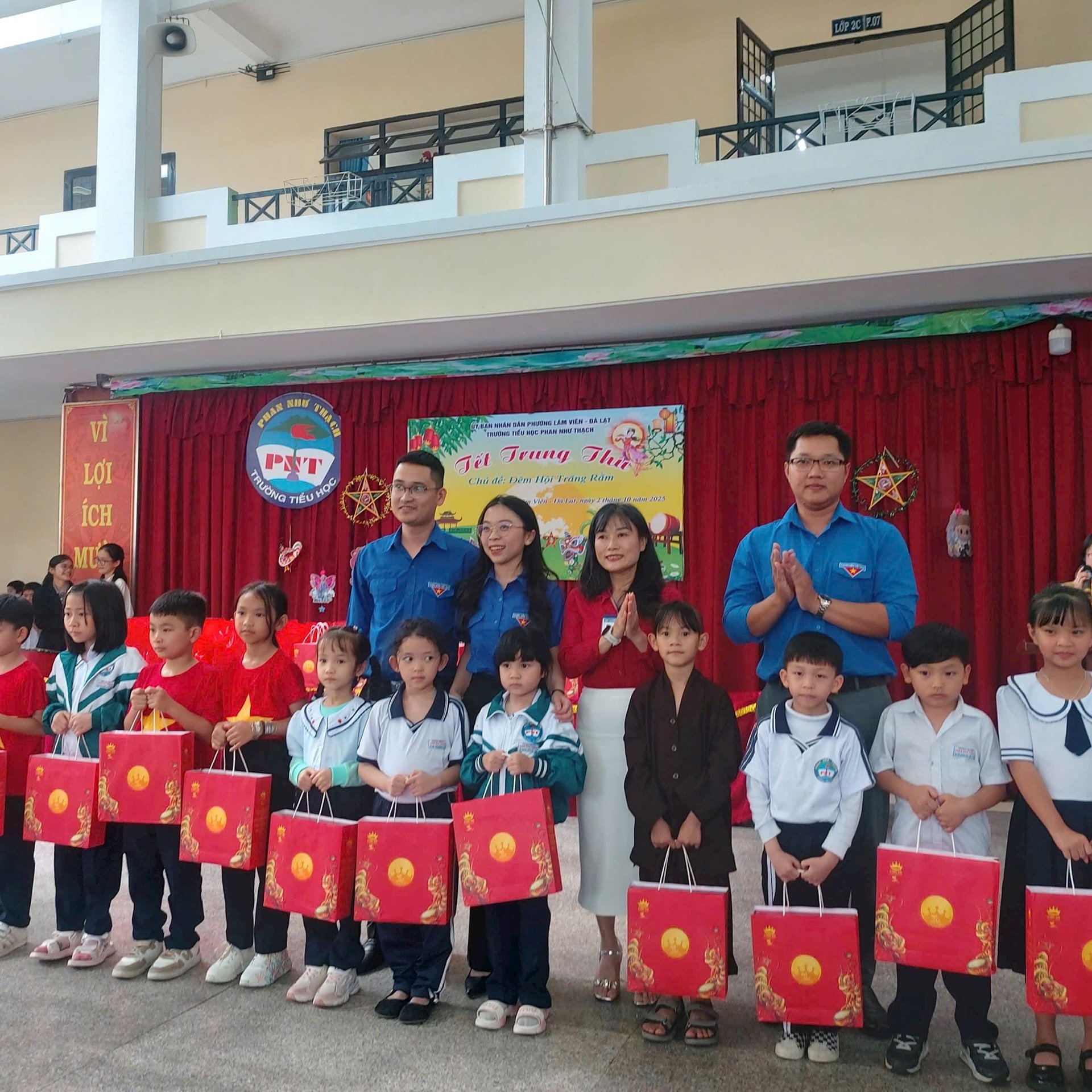 Tặng quà Trung thu