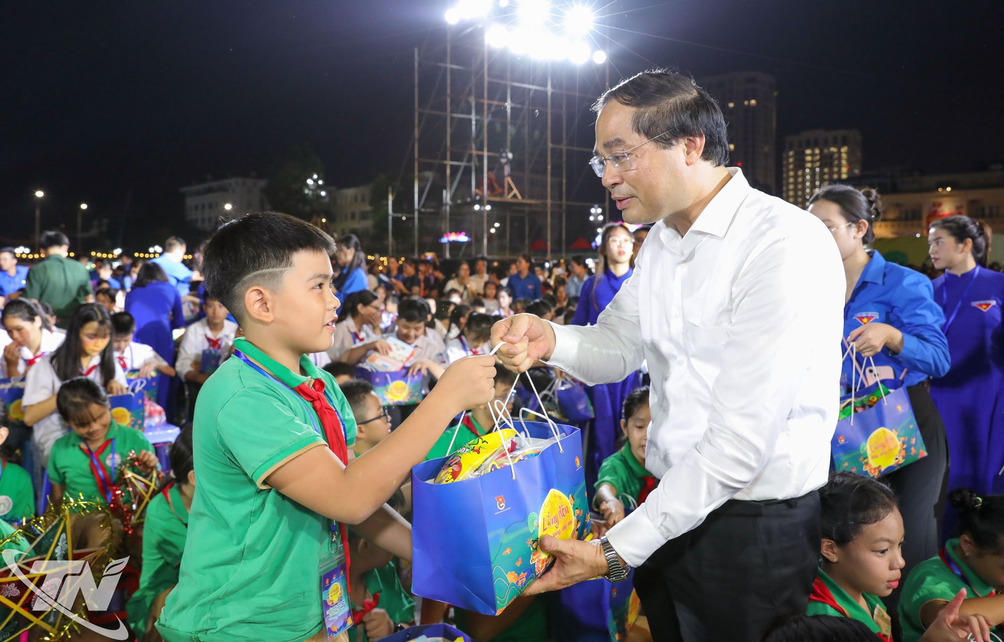 លេខាបក្សខេត្ត Thai Nguyen លោក Trinh Xuan Truong ជូនអំណោយដល់កុមារ។