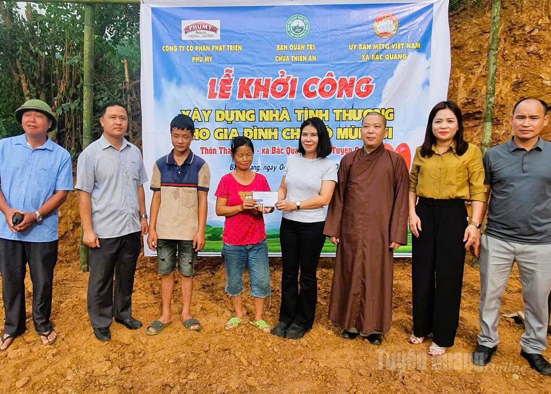 ក្រុមហ៊ុន Phu My Development Joint Stock បានឧបត្ថម្ភថវិកាចំនួន 80 លានដុង ជូនលោកស្រី Lo Mui Mui ភូមិ Thanh Son ឃុំ Bac Quang ដើម្បីសាងសង់ផ្ទះសប្បុរសធម៌។