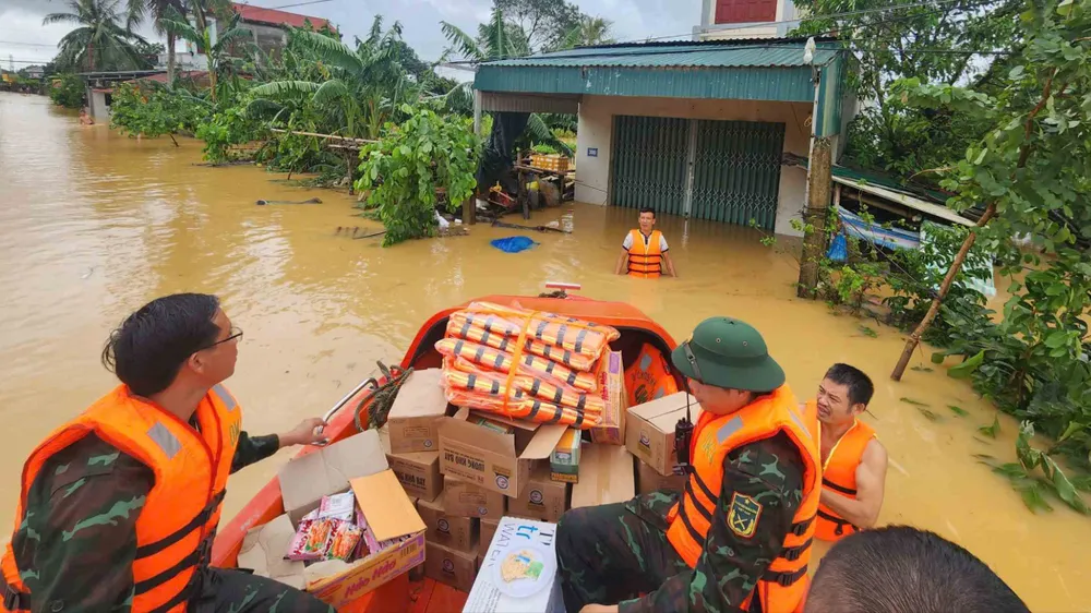 ບັນເທົາທຸກໃຫ້ແກ່ປະຊາຊົນທີ່ໄດ້ຮັບຜົນກະທົບຈາກພະຍຸ ແລະໄພນໍ້າຖ້ວມ. ພາບ: ດຸ້ຍ ກຸ້ງ