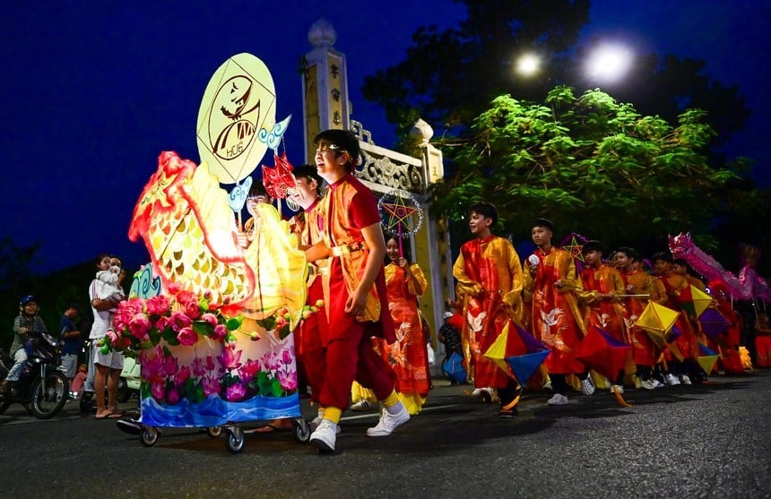 Pertunjukan Singa - Singa - Naga untuk melayani masyarakat pada Festival Pertengahan Musim Gugur - foto 6