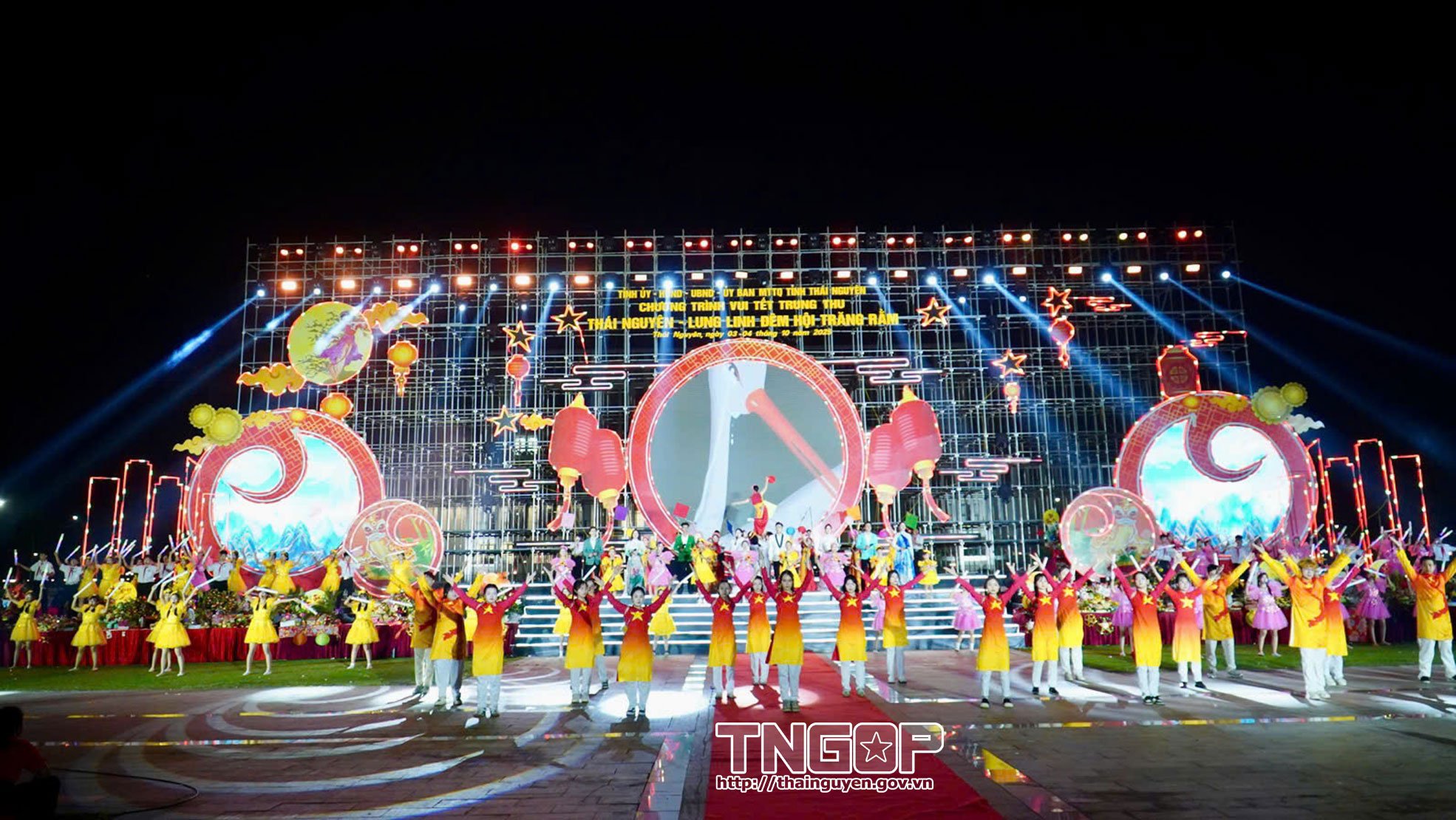 បរិយាកាស​ដ៏​អ៊ូអរ​នៃ​កម្មវិធី​បុណ្យ​ពាក់​កណ្ដាល​សរទរដូវ​នៅ​ទីលាន Van Xuan