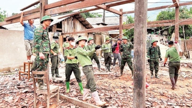 Des officiers et des soldats de la police provinciale de Bac Kan (anciens) aident les ménages à surmonter les conséquences des inondations, le 22 mai 2025. (Photo : NAM PHONG)