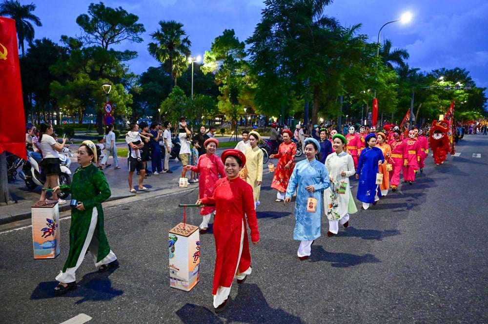 Pertunjukan Singa - Singa - Naga untuk melayani masyarakat pada Festival Pertengahan Musim Gugur - foto 5