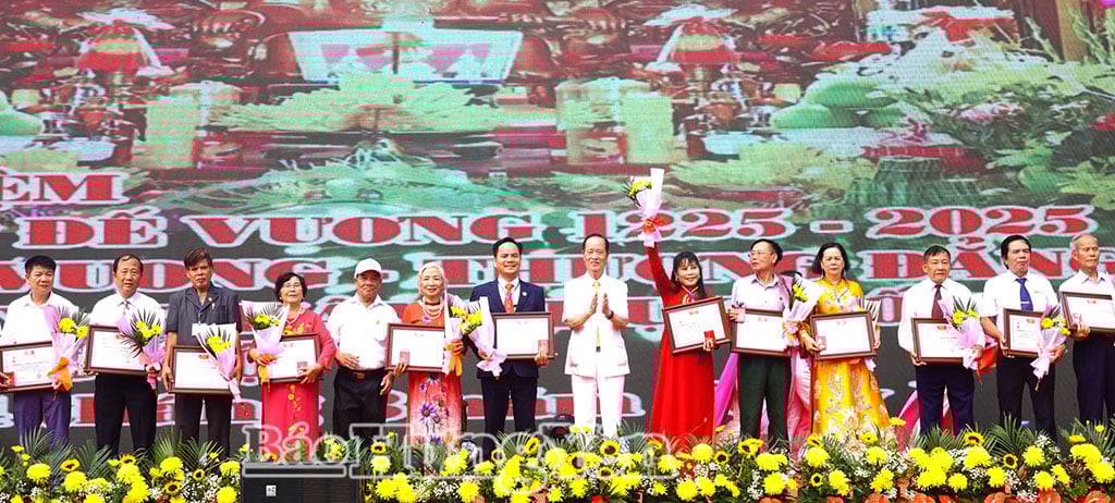 Anh hùng lao động, nghệ nhân Trần Văn Sen - Chủ tịch Ban Chấp hành họ Trần Việt Nam trao kỷ niệm chương vì sự nghiệp xây dựng họ Trần Việt Nam cho các cá nhân tiêu biểu.