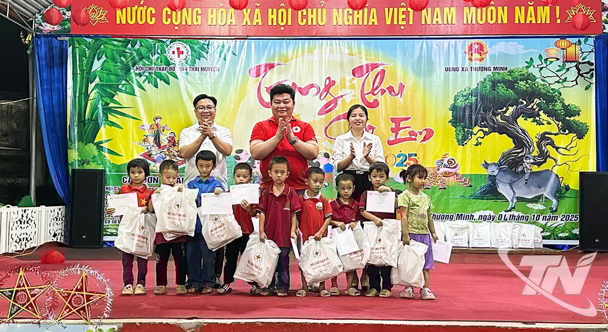 ថ្នាក់ដឹកនាំកាកបាទក្រហមផ្តល់អំណោយដល់សិស្សានុសិស្សក្នុងគ្រាលំបាក។