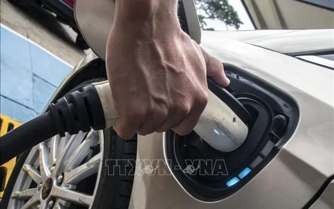 Các hãng ô tô và pin Hàn Quốc điều chỉnh chiến lược sau khi Mỹ chấm dứt trợ cấp xe điện. Ảnh minh họa: AFP/TTXVN